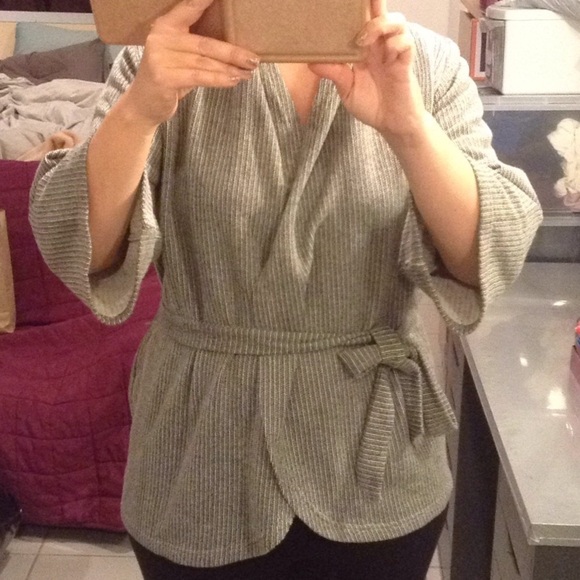 💕JACK BY BB DAKOTA💕 Kimono Sweater Wrap Tie Top - Picture 4 of 5